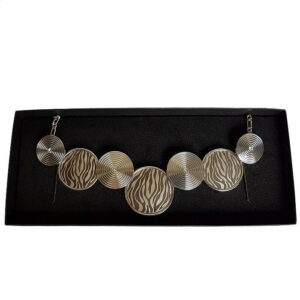 Necklace engraved zebra pattern