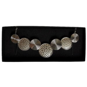 Necklace engraved leopard pattern