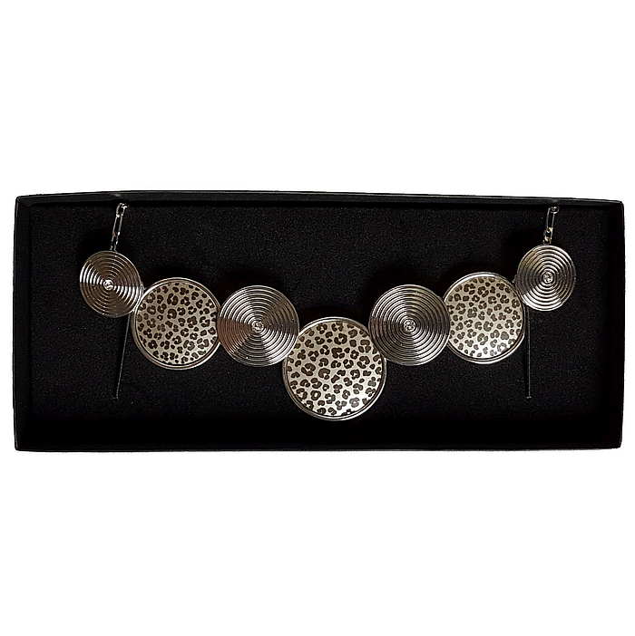Necklace engraved leopard pattern