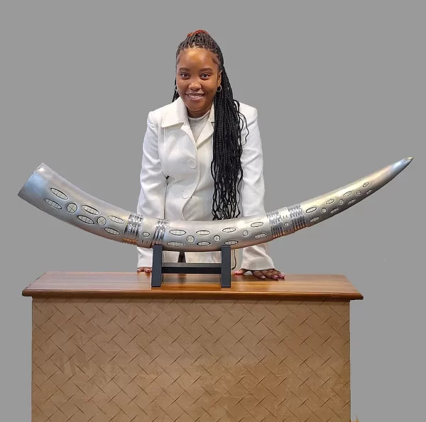 Elephant tusk sculpture - Image 4