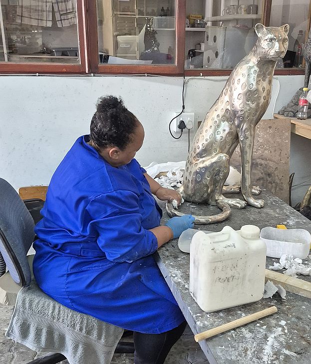 Cheetah Sitting silver & black sculpture (Life-size) - Image 10