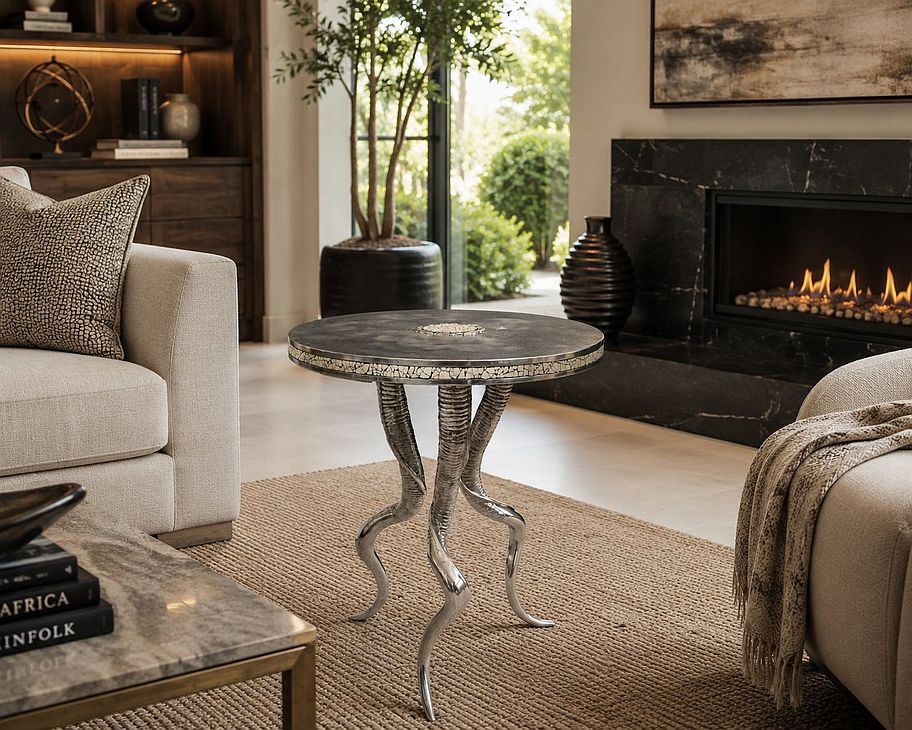 Kudu horn side table - Image 3