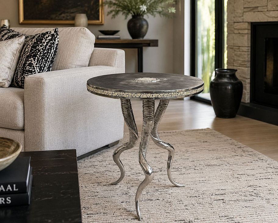 Kudu horn side table - Image 4