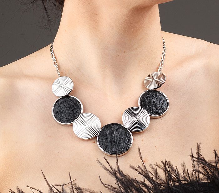 Ostrich necklace - Black - Image 2